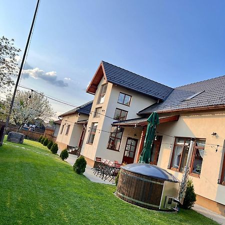Famives Vendeghaz Racul Exterior photo