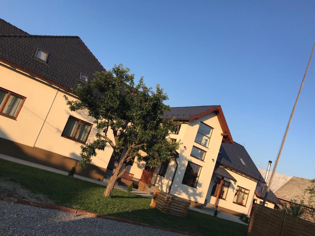 Famives Vendeghaz Racul Exterior photo