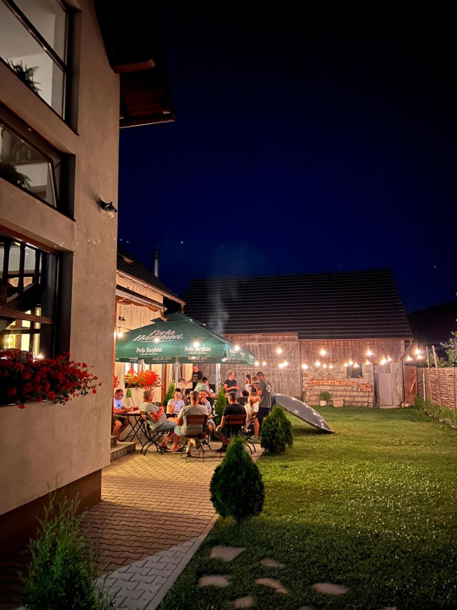 Famives Vendeghaz Racul Exterior photo