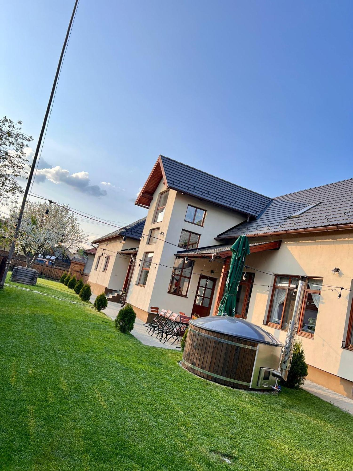 Famives Vendeghaz Racul Exterior photo