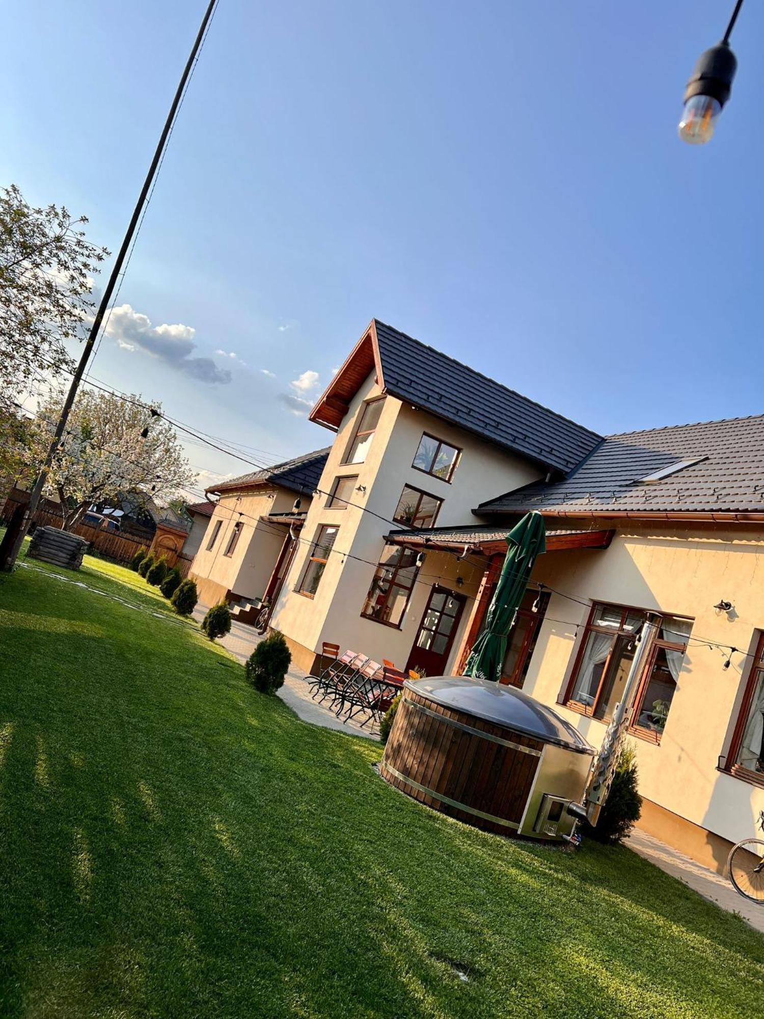 Famives Vendeghaz Racul Exterior photo